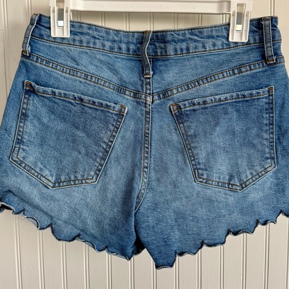 Kut from the Kloth Scalloped Jean Shorts Size 4 - Picture 3 of 4